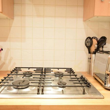 Joivy Classic Apt With Castle Views In Old Town 에든버러 외부 사진