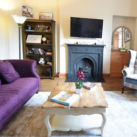 Joivy Classic Apt With Castle Views In Old Town 에든버러 외부 사진