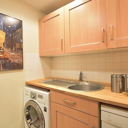Joivy Classic Apt With Castle Views In Old Town 에든버러 외부 사진