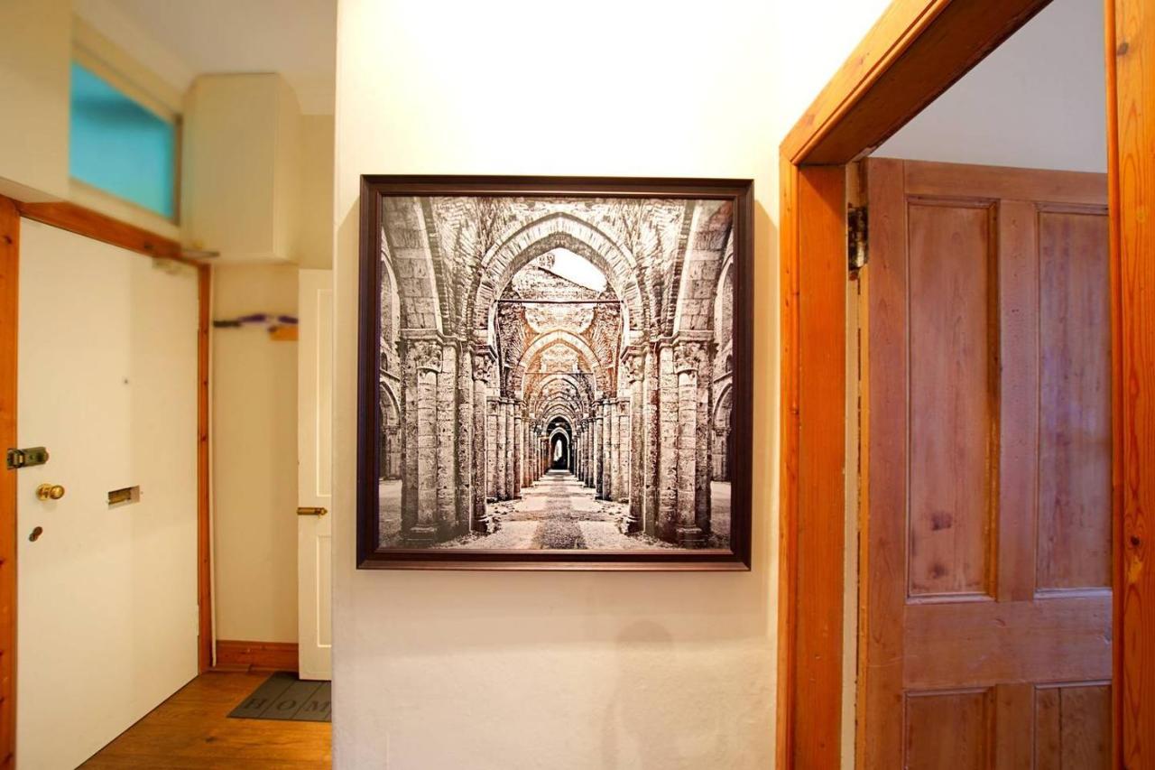 Joivy Classic Apt With Castle Views In Old Town 에든버러 외부 사진