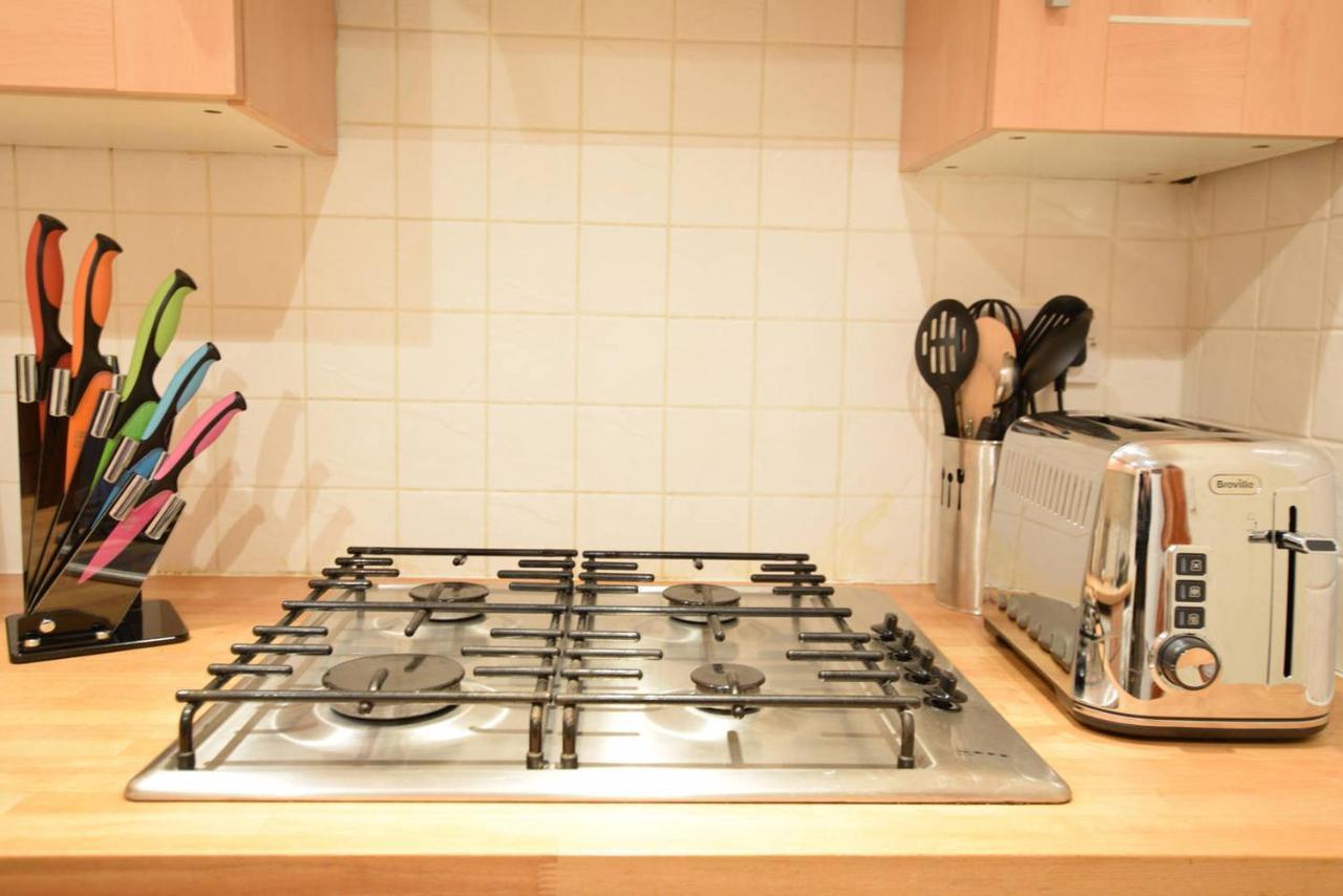 Joivy Classic Apt With Castle Views In Old Town 에든버러 외부 사진