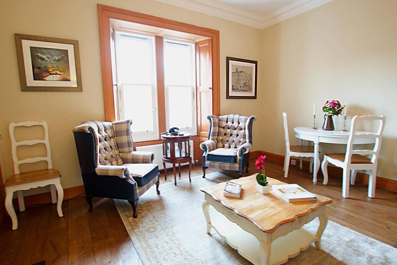 Joivy Classic Apt With Castle Views In Old Town 에든버러 외부 사진