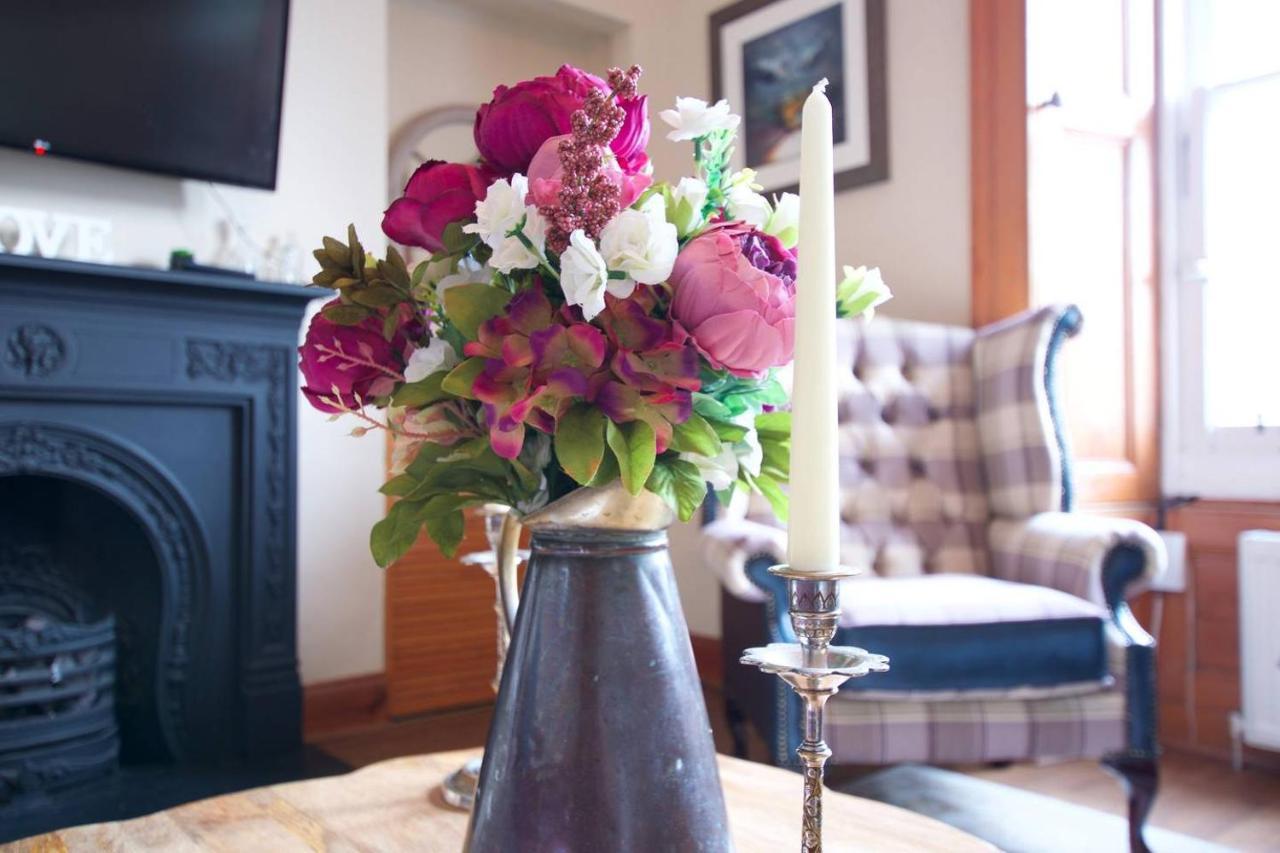 Joivy Classic Apt With Castle Views In Old Town 에든버러 외부 사진