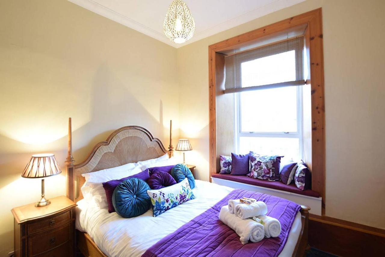 Joivy Classic Apt With Castle Views In Old Town 에든버러 외부 사진