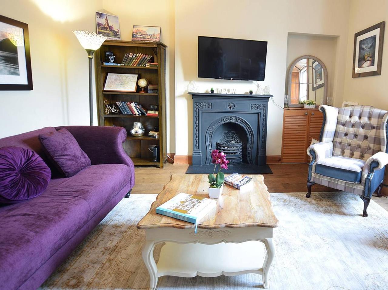 Joivy Classic Apt With Castle Views In Old Town 에든버러 외부 사진
