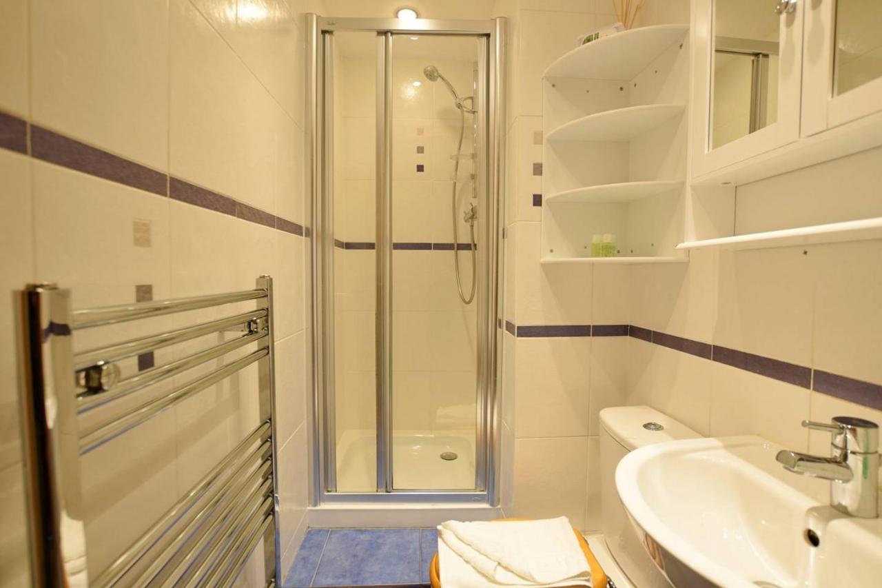 Joivy Classic Apt With Castle Views In Old Town 에든버러 외부 사진