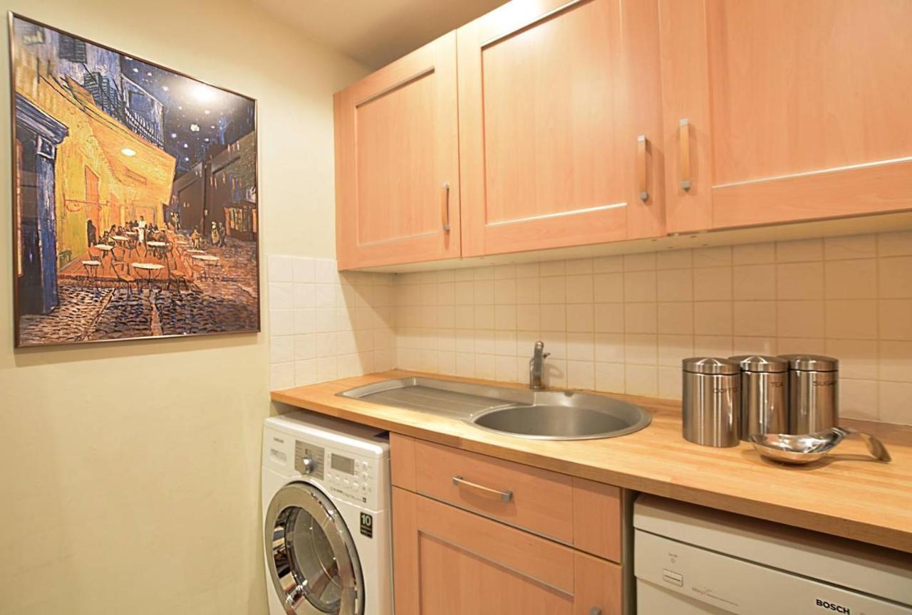 Joivy Classic Apt With Castle Views In Old Town 에든버러 외부 사진